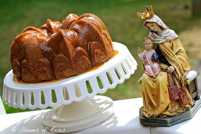 A Simple Caramel Applesauce Crown Cake